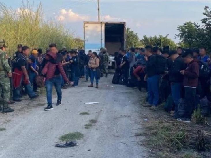 Rescatan a 82 migrantes hacinados en un camión de carga en Chiapas Rescatan a 82 migrantes hacinados en un camión de carga en Chiapas