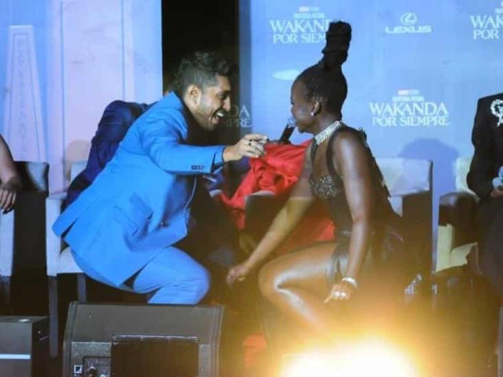 Video: Tenoch Huerta y Lupita Nyongo bailan Suavemente de Elvis Crespo Video: Tenoch Huerta y Lupita Nyongo bailan Suavemente de Elvis Crespo