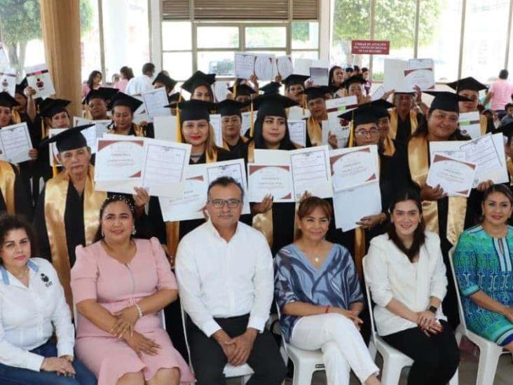 Entrega de certificados de Educación Primaria y Secundaria a mujeres Cunduacanenses Entrega de certificados de Educación Primaria y Secundaria a mujeres Cunduacanenses