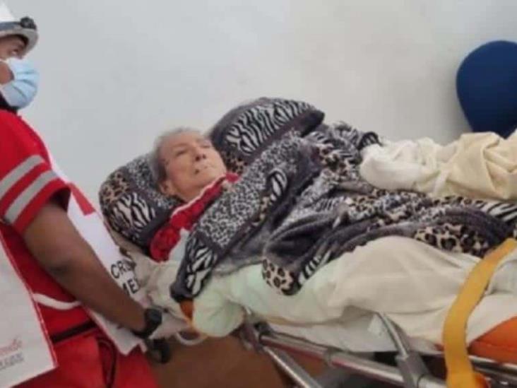 ¡Maldita burocracia! Abuelita tiene que ir en ambulancia a banco para cobrar su pensión ¡Maldita burocracia! Abuelita tiene que ir en ambulancia a banco para cobrar su pensión