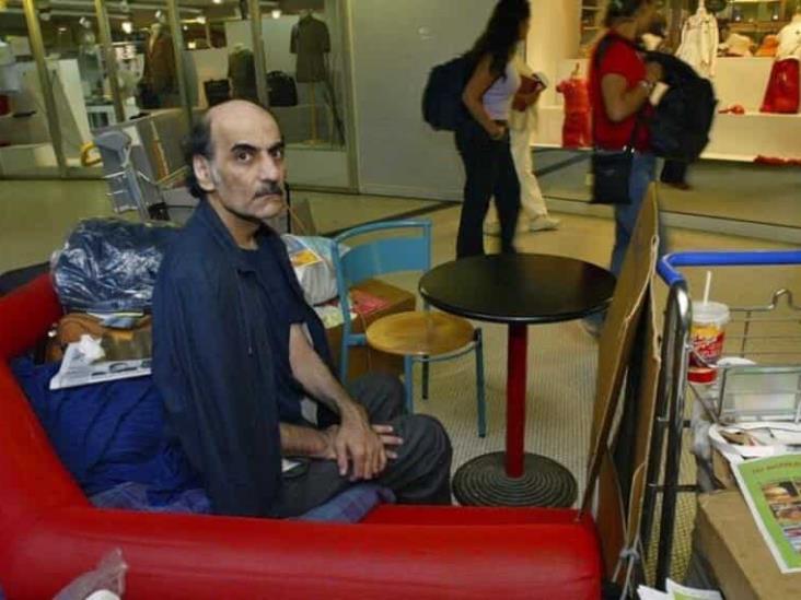 Muere hombre iraní que vivió 18 años en aeropuerto de París y que inspiró la película "La Terminal" Muere hombre iraní que vivió 18 años en aeropuerto de París y que inspiró la película "La Terminal"