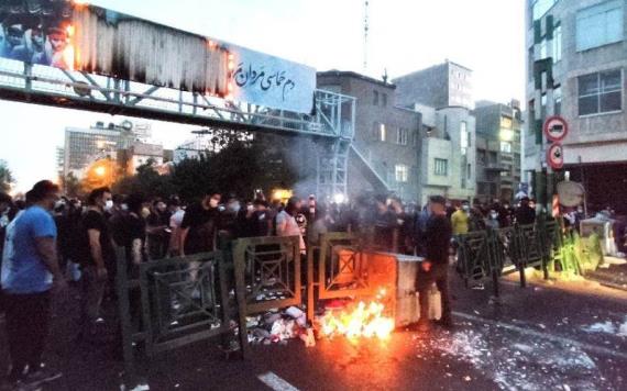 Condenan a muerte a manifestante por enemistad con Dios, en Irán