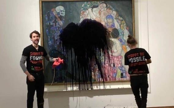 Activistas climáticos rocían con líquido negro un cuadro de Klimt en Viena
