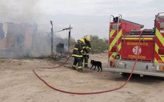 Policías de Torreón rescatan de incendio a perrito amarrado en un residencial