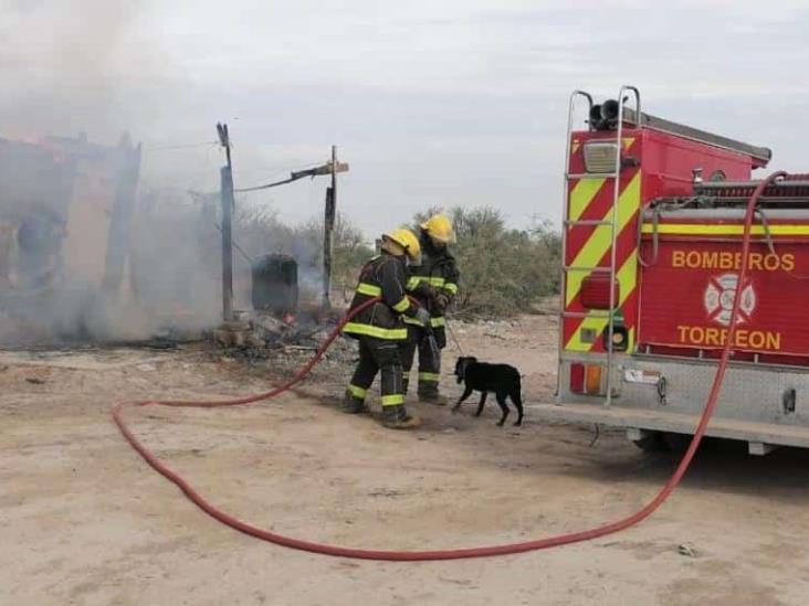 Policías de Torreón rescatan de incendio a perrito amarrado en un residencial Policías de Torreón rescatan de incendio a perrito amarrado en un residencial