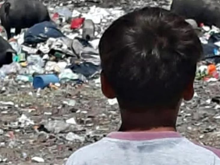 Niño muere aplastado por un camión de basura; buscaba comida Niño muere aplastado por un camión de basura; buscaba comida