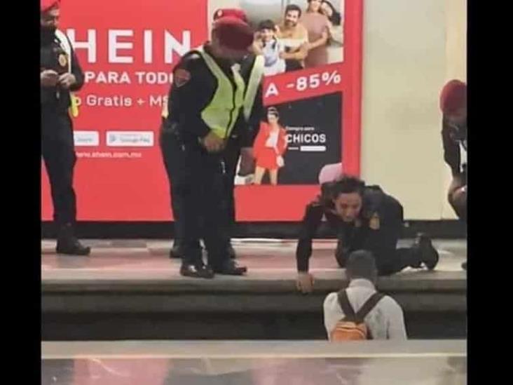 Hombre con discapacidad visual cae a las vías del Metro y policía lo salva Hombre con discapacidad visual cae a las vías del Metro y policía lo salva