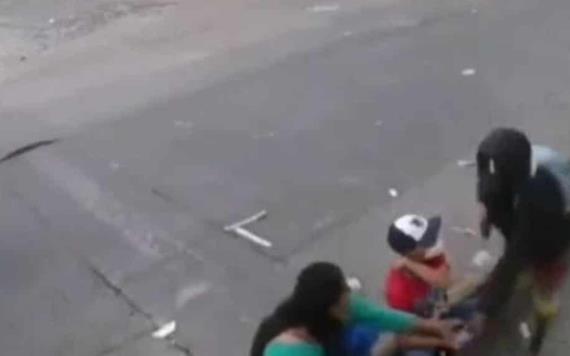 Hombre asalta a mano armada a un niño y le roba su celular
