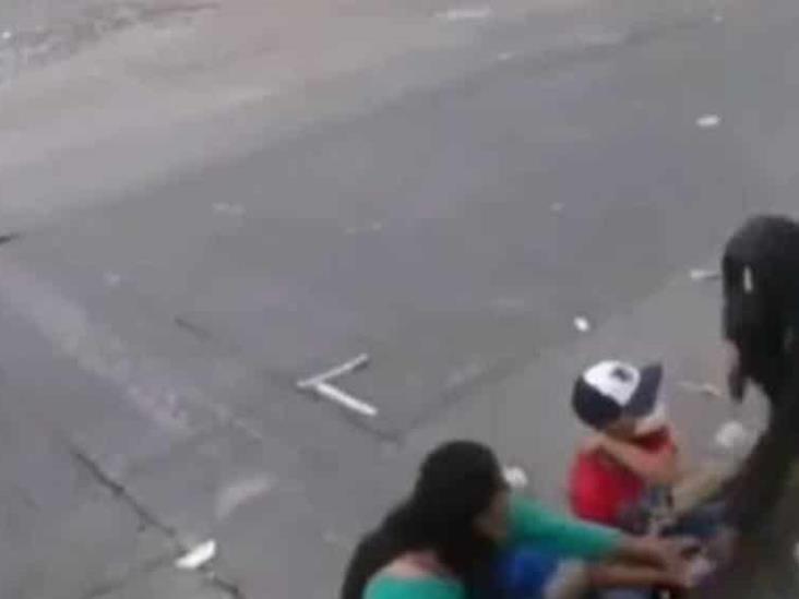 Hombre asalta a mano armada a un niño y le roba su celular Hombre asalta a mano armada a un niño y le roba su celular