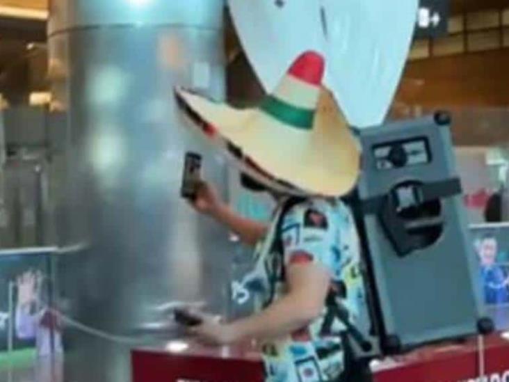 Con bocina en hombros, mexicano acapara atención en Qatar Con bocina en hombros, mexicano acapara atención en Qatar