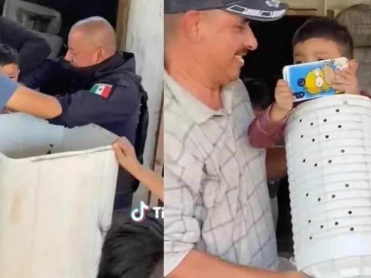 Niño queda atorado en una lavadora y policías lo rescatan Niño queda atorado en una lavadora y policías lo rescatan