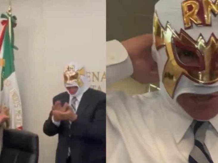 "Monri El Indomable": luchadores regalan máscara a Monreal previo al Plan de Reconciliación Nacional en la Arena México "Monri El Indomable": luchadores regalan máscara a Monreal previo al Plan de Reconciliación Nacional en la Arena México