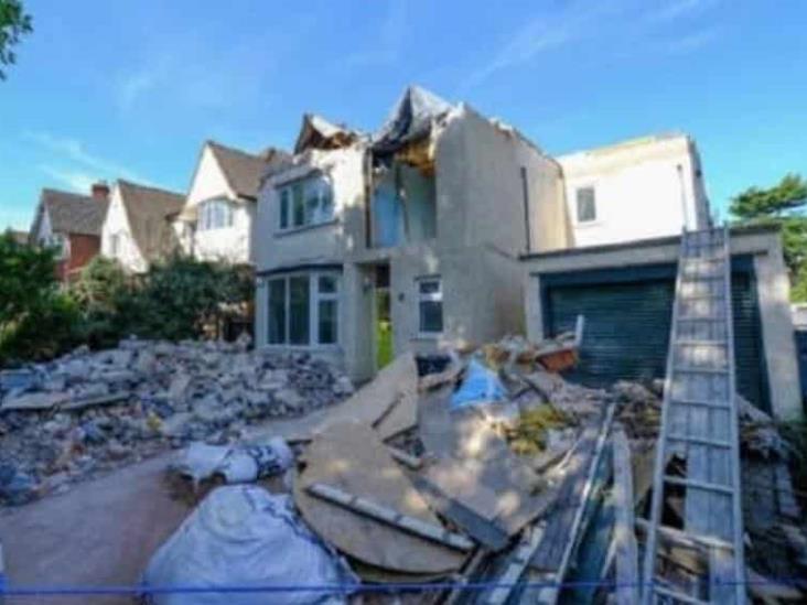 Albañil destruye la casa que remodeló porque dueño se negó a pagarle Albañil destruye la casa que remodeló porque dueño se negó a pagarle