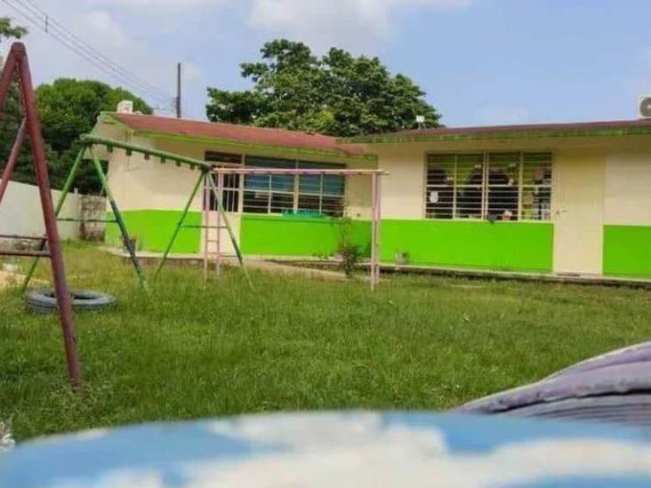 En Veracruz, destituyen a maestra de kínder por poner de cabeza a una niña En Veracruz, destituyen a maestra de kínder por poner de cabeza a una niña