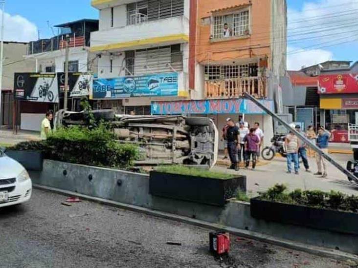 Camioneta de la FGE colisionó al pasarse el semáforo en rojo Camioneta de la FGE colisionó al pasarse el semáforo en rojo