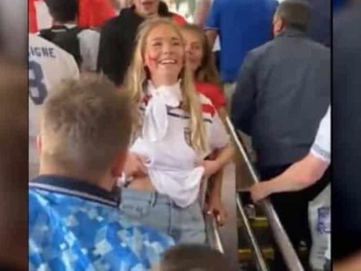 ¡Soldada caída! Aficionada termina arrestada tras alzarse la playera ¡Soldada caída! Aficionada termina arrestada tras alzarse la playera