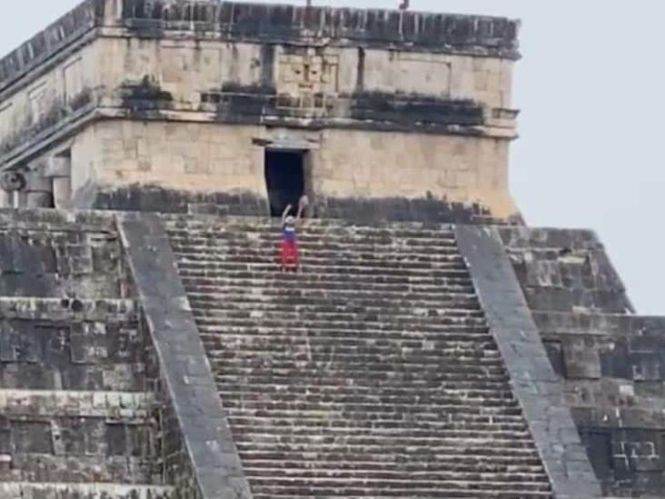 Sube y baila en la pirámide de Kukulkán en Chichén Itzá; ¡qué falta de respeto! Sube y baila en la pirámide de Kukulkán en Chichén Itzá; ¡qué falta de respeto!