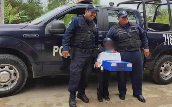 Un niño pidió a su maestra ir al desfile vestido de policía con su patrulla de cartón