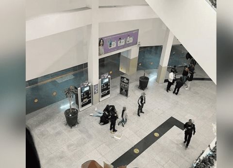 Mujer cae de un tercer piso de una plaza