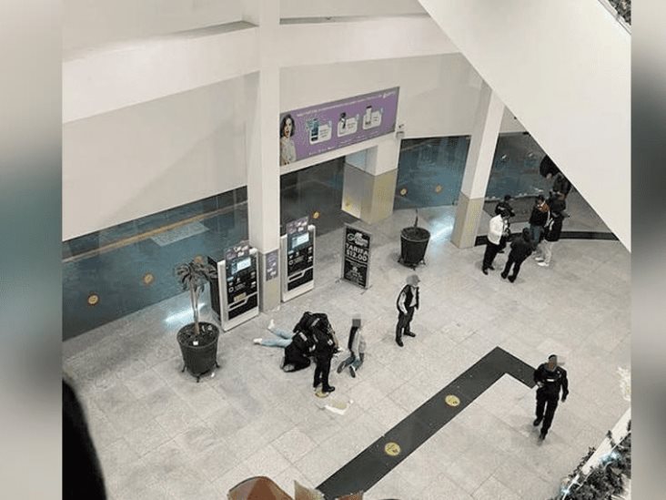 Una mujer resultó herida tras caer del tercer piso de la plaza Galerías Pachuca, Hidalgo Una mujer resultó herida tras caer del tercer piso de la plaza Galerías Pachuca, Hidalgo