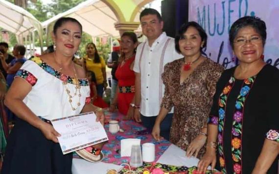Se gradúan 81 alumnas del taller de tiras bordadas que empodera a las mujeres de Comalcalco
