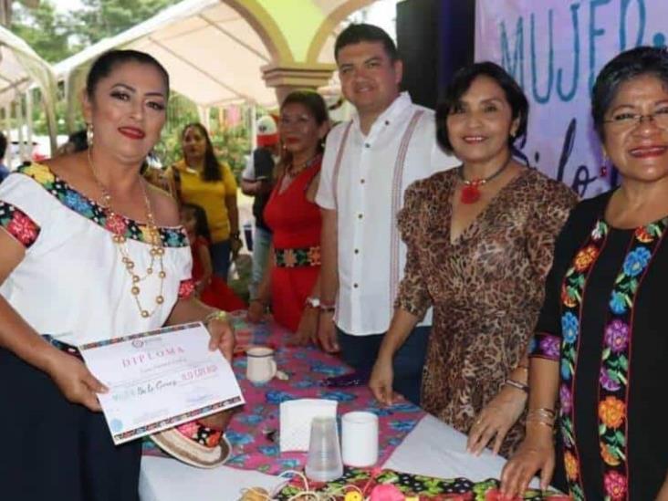 Se gradúan 81 alumnas del taller de tiras bordadas que empodera a las mujeres de Comalcalco Se gradúan 81 alumnas del taller de tiras bordadas que empodera a las mujeres de Comalcalco