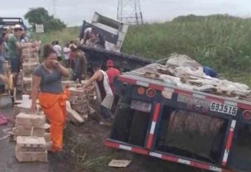 Trailer sufre accidente y pobladores rapiñan cargamento