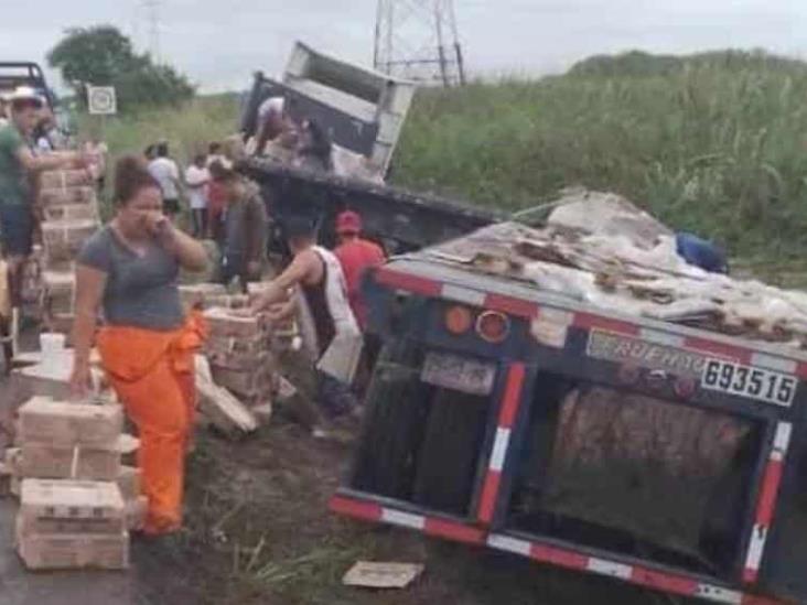 Trailer sufre accidente y pobladores rapiñan cargamento Trailer sufre accidente y pobladores rapiñan cargamento