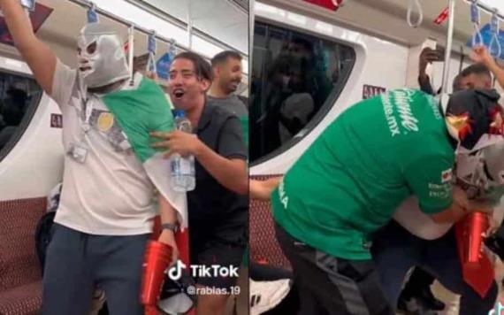 De dos a tres caídas, mexicanos improvisan función de lucha libre en el metro de Qatar