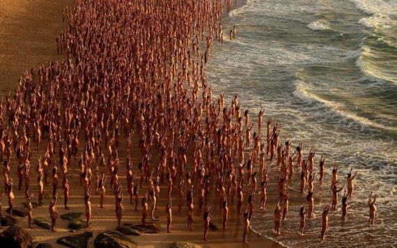 Se desnudan mas 2 mil personas en playa australiana, contra el cáncer de piel