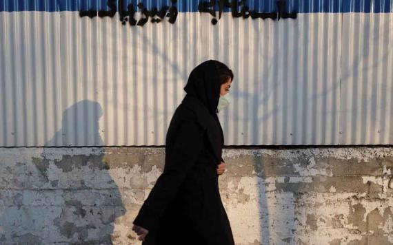 En Irán, despiden a director de un banco por atender a una mujer sin velo