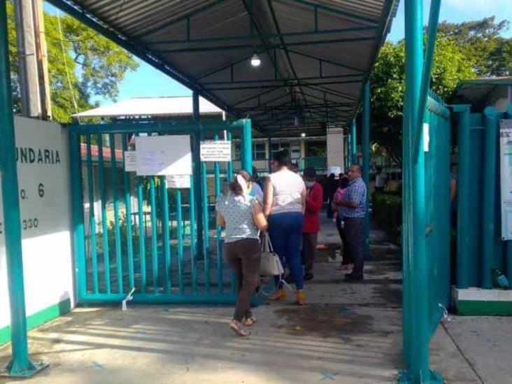 Padres de familia causaron suspensión de clases en una secundaria Padres de familia causaron suspensión de clases en una secundaria