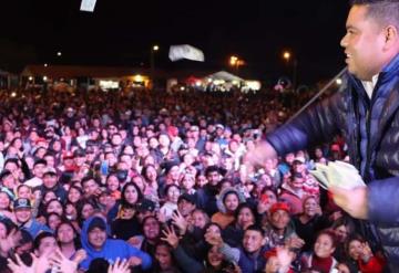 Alcalde en Coahuila hace un festival por su cumpleaños y arroja billetes a los invitados