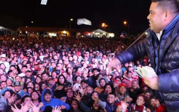 Alcalde en Coahuila hace un festival por su cumpleaños y arroja billetes a los invitados