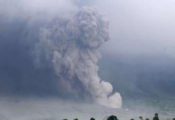 Desalojan a 2 mil personas en Indonesia debido a la erupción de un volcán