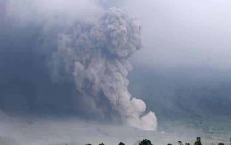 Desalojan a 2 mil personas en Indonesia debido a la erupción de un volcán Desalojan a 2 mil personas en Indonesia debido a la erupción de un volcán