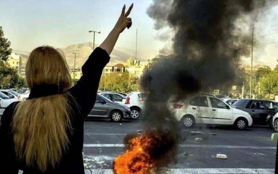 Ahorcan a hombre en Irán por bloquear una calle en protesta a favor de las mujeres