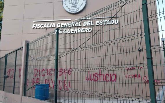La Fiscalía de Guerrero investiga a normalistas de Ayotzinapa por daños y tentativa de homicidio