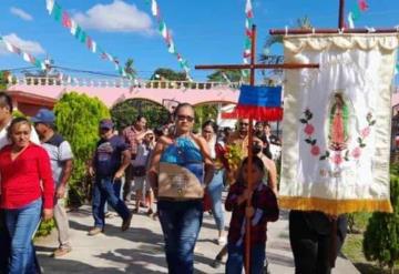 Rinden tributo con enramas a la virgen de Guadalupe