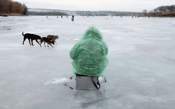 Rescatan a cuatro niños tras caer en un lago helado; sufrieron paro cardíaco