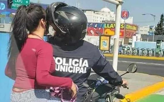 Captan a policía echando novia en Puebla y se vuelve viral