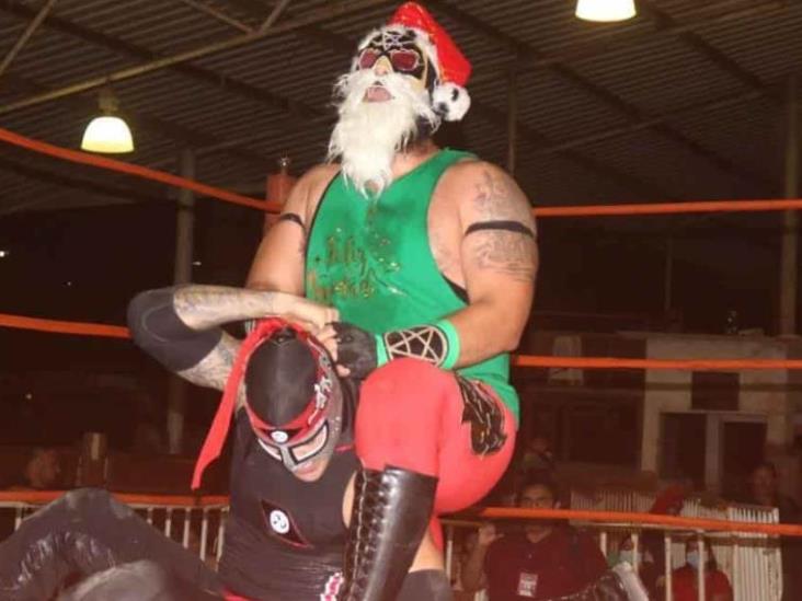 Luchador se corona como campeón del torneo