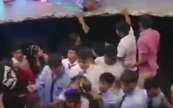 Jóvenes caen a socavón mientras bailaban en su fiesta de graduación en Perú