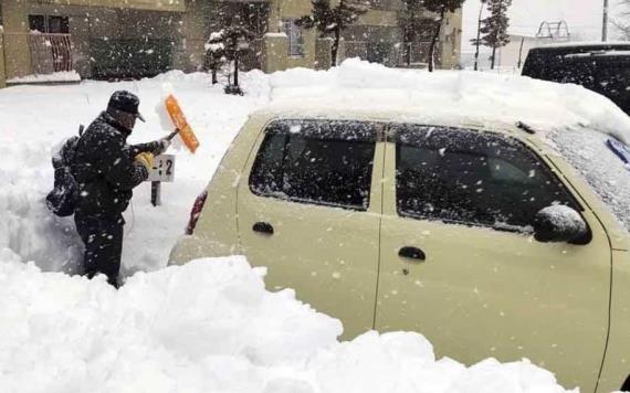 Suman 17 muertos en Japón tras fuertes nevadas; hay miles de afectados