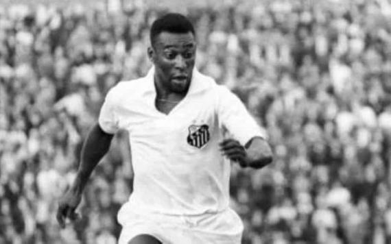 Santos de Brasil inmortaliza a su rey Pelé en su nuevo escudo