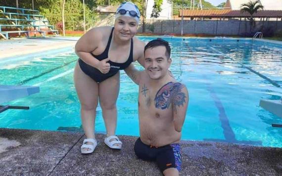 La nadadora Naomi Somellera está entrenando en Comalcalco junto al medallista paralímpico Gustavo Sánchez