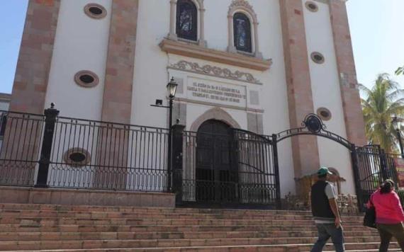 Delincuentes derrumban puerta de la catedral de Culiacán para robar 11 mil pesos