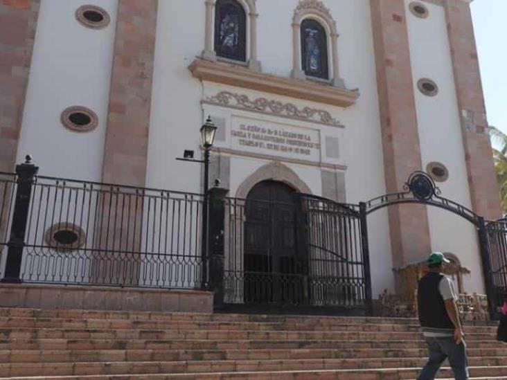 Delincuentes derrumban puerta de la catedral de Culiacán para robar 11 mil pesos Delincuentes derrumban puerta de la catedral de Culiacán para robar 11 mil pesos