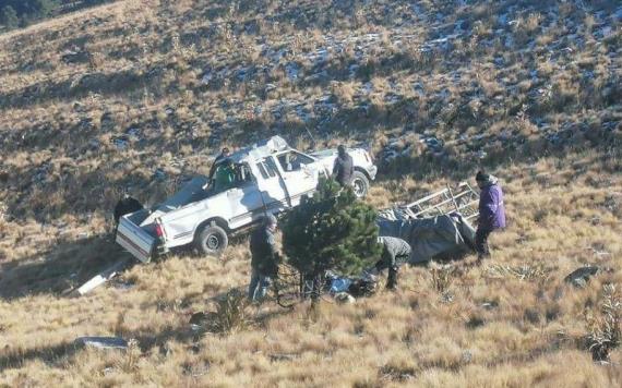 Vuelca camioneta de turistas rumbo al Nevado de Toluca