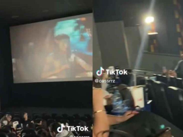 Cachan a pareja haciendo actos indecentes en función de Avatar y se arma alboroto Cachan a pareja haciendo actos indecentes en función de Avatar y se arma alboroto